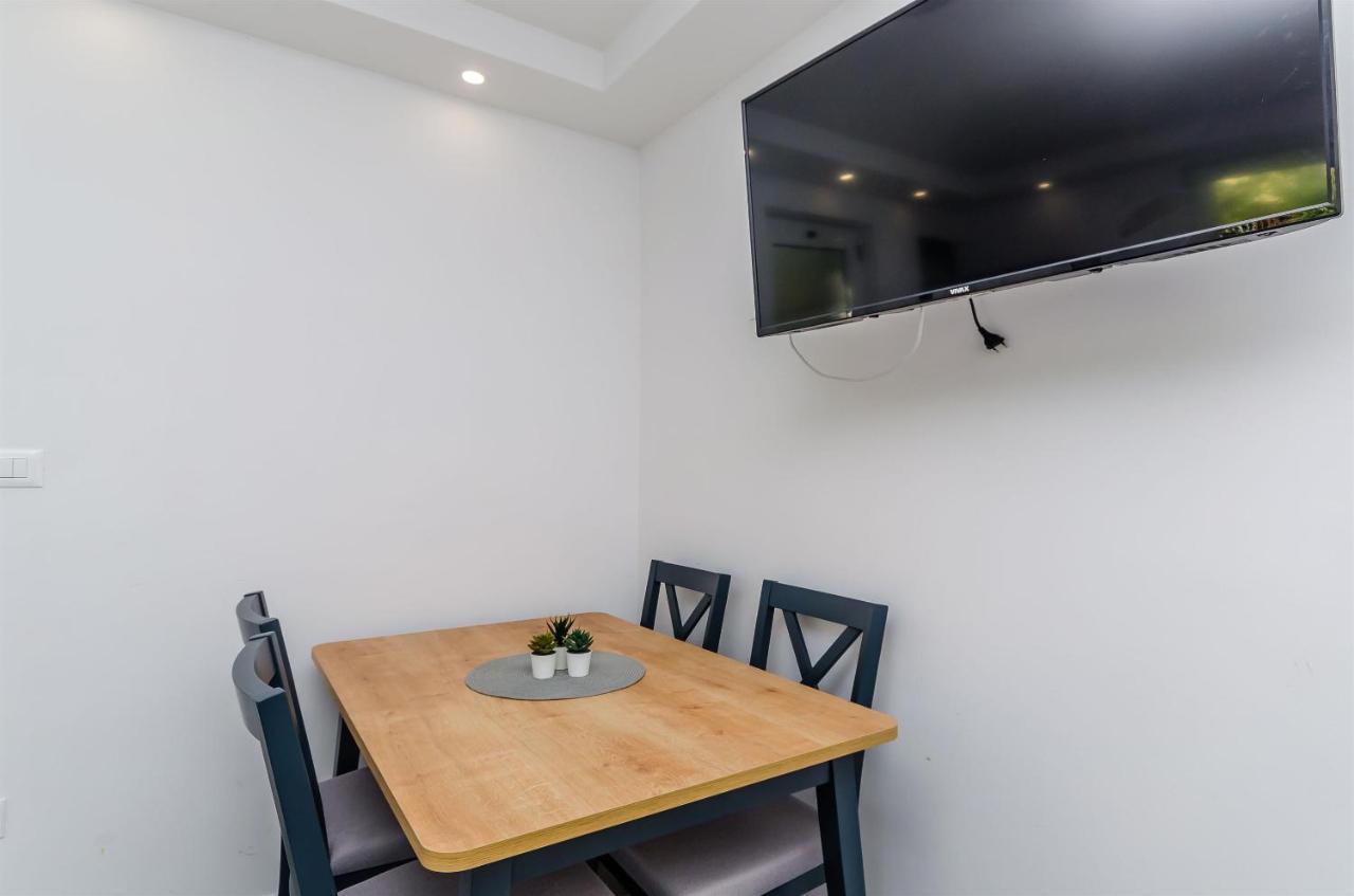 Apartments Milan โรกอซนิซา ภายนอก รูปภาพ