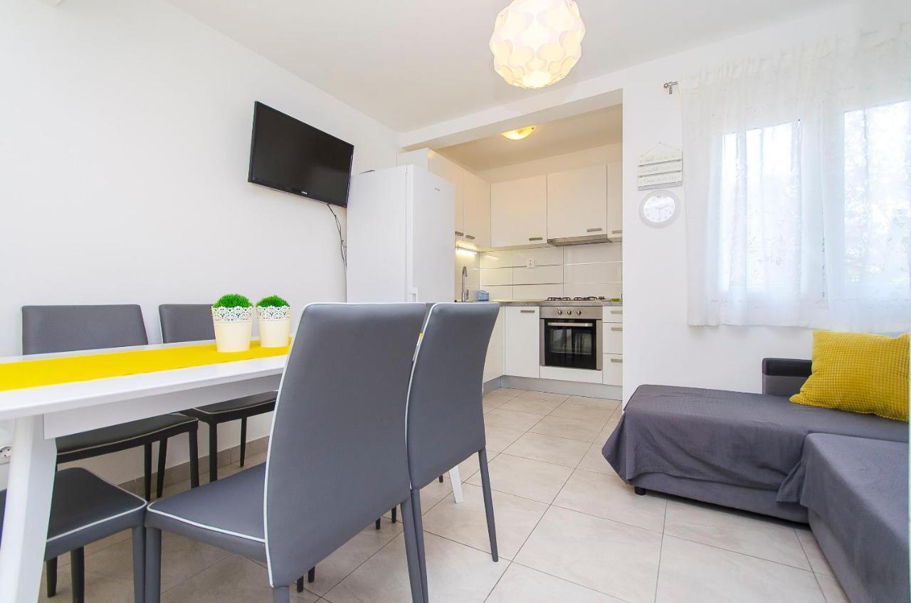 Apartments Milan โรกอซนิซา ภายนอก รูปภาพ